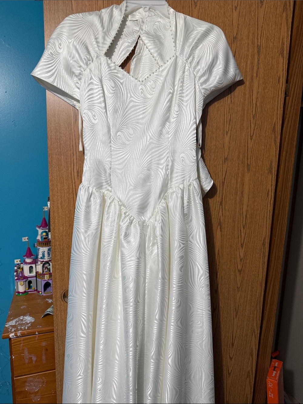 David's Bridal White Swirl wedding  Dress with Cap Sleeves with Train